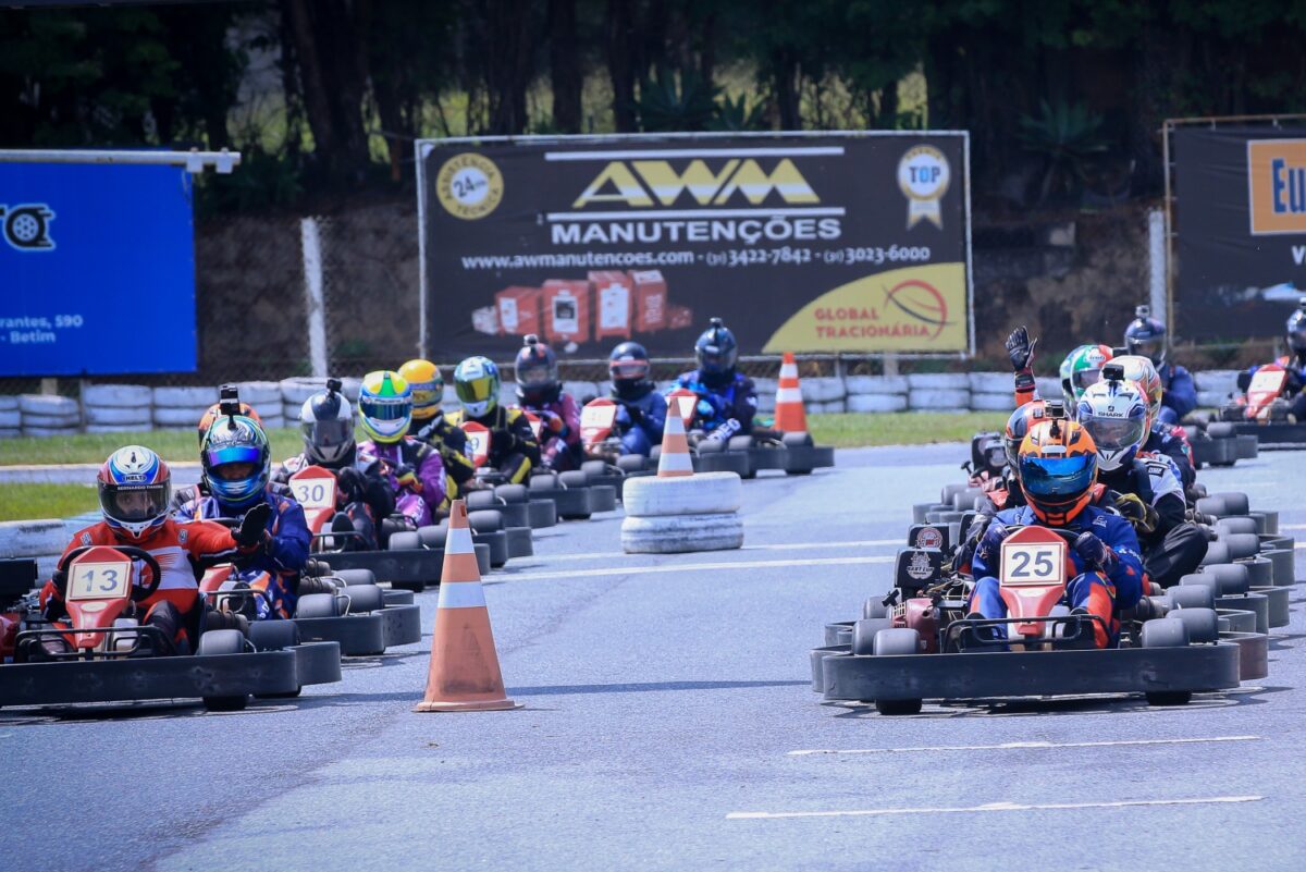 Pilotos de kart aceleram em corrida este fim de semana